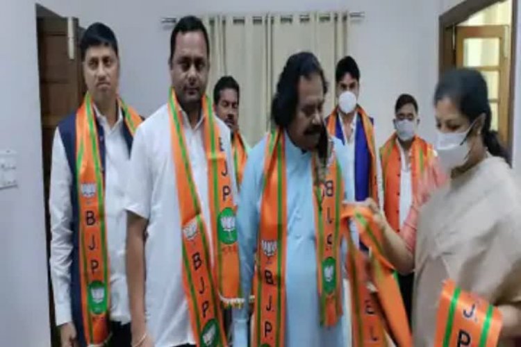वेदराम मनहरे समेत 10 नेता भाजपा में शामिल, डी पुरंदेश्वरी ने दिल्ली में दिलाई सदस्यता कांग्रेस को बड़ा झटका
