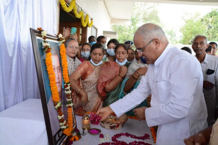 मुख्यमंत्री बघेल ग्राम बोइरझिटी पहुंचकर डॉ. रामकुमार सिरमौर की श्रद्धांजलि सभा में शामिल हुए