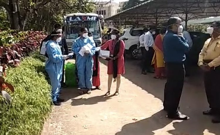 कर्नाटक के मंत्री का दावा- 'डेल्टा से कम खतरनाक है कोरोना का ओमीक्रोन वेरिएंट'