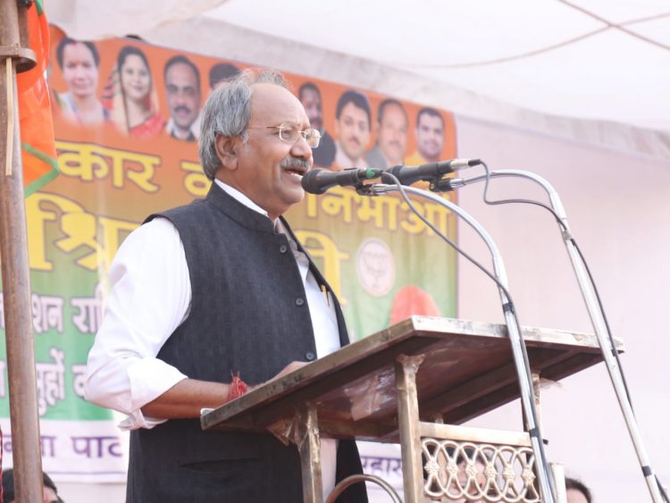 महासमुंद में विशाल निराश्रित सम्मेलन एवं रैली निराश्रित तक से लूट व वादाखिलाफी कर रही है कांग्रेस प्रदेश के विकास काम पूरी तरह ढप्प, 11 लाख से अधिक गरीबो का पक्का मकान खा गई कांग्रेस ढाई साल में प्रदेश माफियाओं के कब्जे में - बृजमोहन अग्रवाल