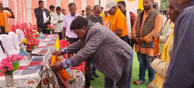 संसदीय सचिव यू.डी. मिंज रौतिया समाज के सांस्कृतिक कार्यक्रम में हुए शामिल रौतिया समाज को संसदीय सचिव यू.डी. मिंज ने बताया दानवीर समाज रौतिया समाज के संघर्ष को बहुत करीब से देखता आया हूँ आपकी मांग जायज़ है:-यू.डी. मिंज