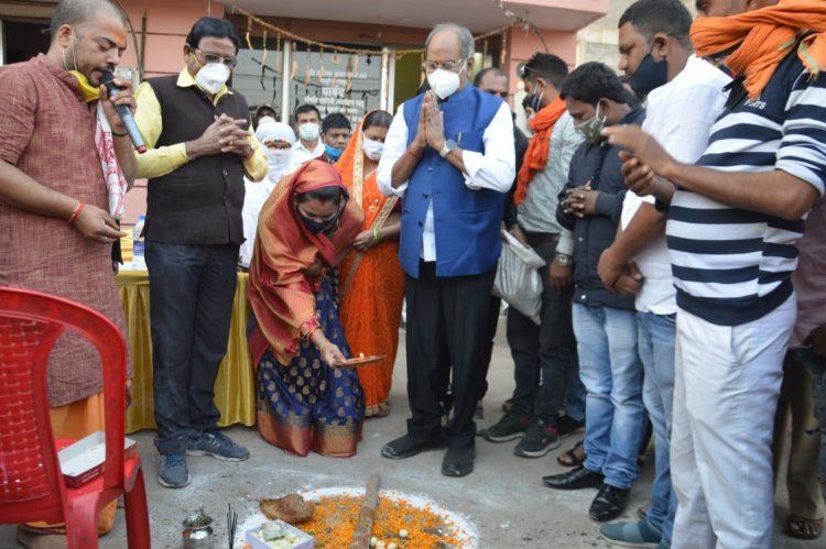 मठपुरैना क्षेत्र में 1 करोड़ 90 लाख के सड़क डामरीकरण कार्य का भूमि पूजन।