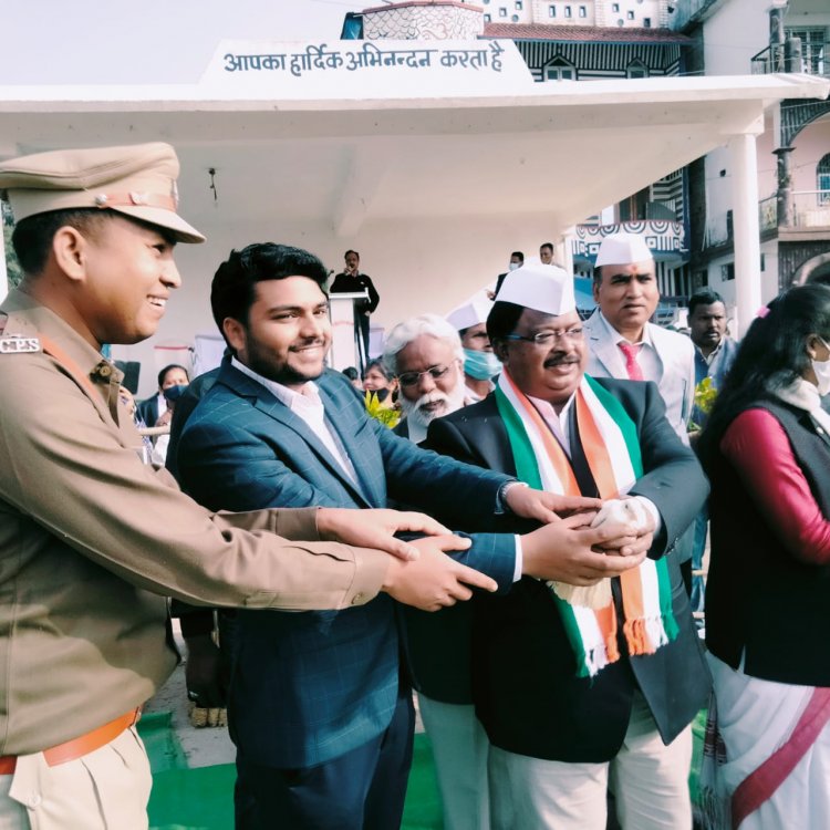 संसदीय सचिव युड़ी मिंज ने फहराया कुनकुरी में तिरंगा हर्षोल्लास के साथ कुनकुरी में मना 73 वां गणतंत्र दिवस मुख्यमंत्री भूपेश बघेल के जनता के नाम संदेश का संसदीय सचिव यु.ड़ी. मिंज ने किया वाचन *शांति और खुशहाली के प्रतीक श्वेत कपोत आसमान में छोडे गए *