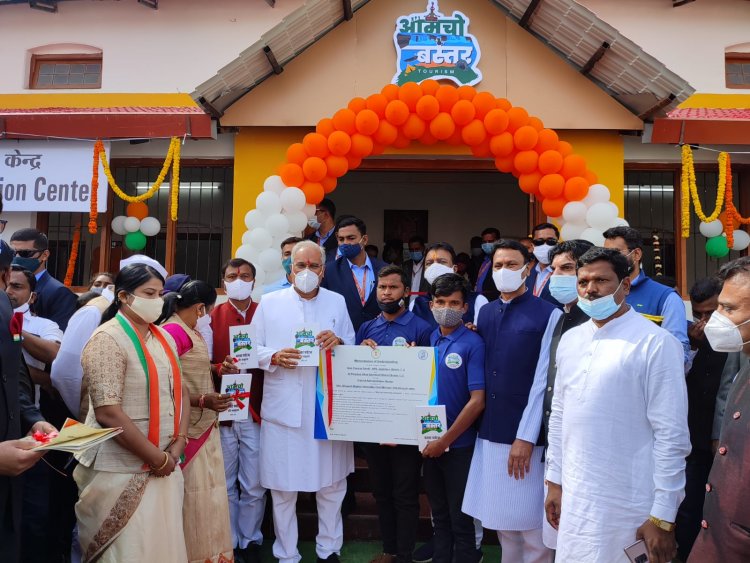 मुख्यमंत्री भूपेश बघेल ने किया आमचो बस्तर पर्यटन सूचना केंद्र, कला गुड़ी और बापू की कुटिया का उद्धघाटन