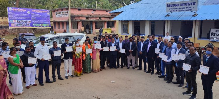 कोविड-19 के मुश्किल दौर में सराहनीय कार्य करने वाले 85 कर्मचारियों को संसदीय सचिव यु.ड़ी. मिंज ने किया सम्मानित