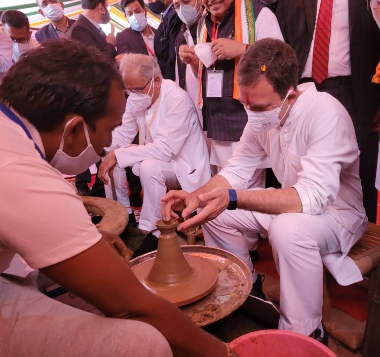 सांसद राहुल गांधी और मुख्यमंत्री भूपेश बघेल विकास प्रदर्शनी के स्टॉल में मिट्टी के दीये बनाते हुए...