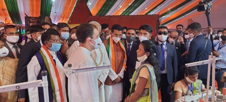 सांसद राहुल गांधी ने मुख्य कार्यक्रम स्थल के बस्तर डोम में दंतेवाड़ा में रेडीमेड कपड़े निर्माण इकाई में कार्यरत हारम गांव की महिलाओं ...
