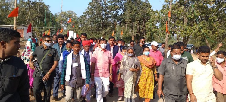 बस्तर साँसद दीपक बैज घोटपाल करसाढ मेले में हुवे शामिल ◾मेले में शामिल साँसद बैज का ग्रामवासियों द्वारा किया गया भव्य स्वागत