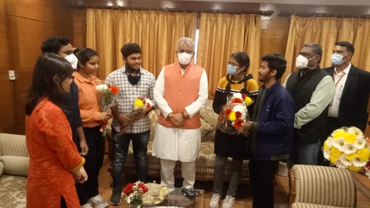 यूक्रेन से सकुशल लौटे छात्रों से मुख्यमंत्री बघेल ने की मुलाकात, कुशलक्षेम पूछा