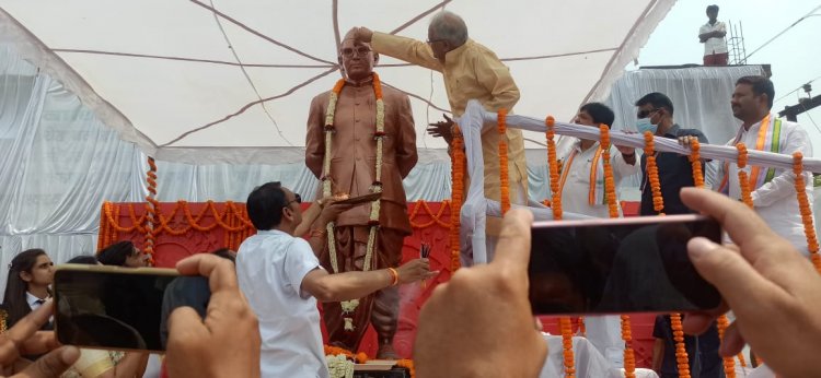 मुख्यमंत्री भूपेश बघेल ने आज बलौदाबाजार प्रवास के दौरान वहां गौरव पथ गॉर्डन में डॉ. खूबचंद बघेल की अष्ट धातु से निर्मित 7 फिट ऊंची आदमकद प्रतिमा का अनावरण किया...
