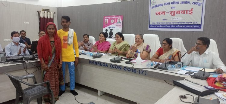 आयोग ने करवाया पति पत्नी में सुलह,तालियों की गड़गड़ाहट के साथ गयी ससुराल परिवार को बचाने एवं बच्चों के भविष्य के लिए एक गंभीर मामले में अनावेदिका को भेजा गया नारी निकेतन