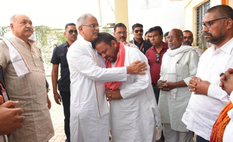 मुख्यमंत्री बघेल ने शोक संतप्त आलोक चंद्राकर और उनके परिजनों को बंधाया ढांढस