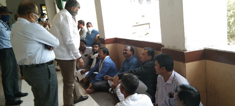 शराब दुकान स्थानांतरण एवं अहाते बंद कराने की मांग जिला आबकारी आयुक्त ने किया आश्वस्त शराब दुकान हटेगी ,अहाते बंद होंगे..