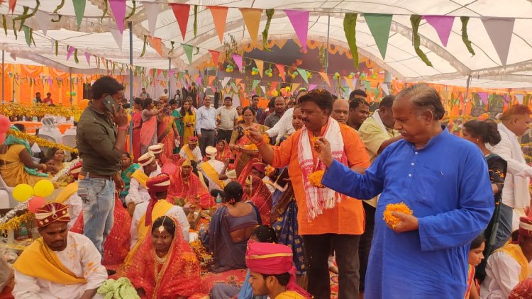 मुख्यमंत्री कन्या सामूहिक विवाह के तहत पम्पशाला में 86 जोड़ों का हुआ विवाह, नवविवाहित वर-वधुओं को आशीर्वाद देने पहुंचे संसदीय सचिव यू.डी. मिंज ने सभी विवाहित जोड़ों को 5-5 हजार देने की घोषणा की