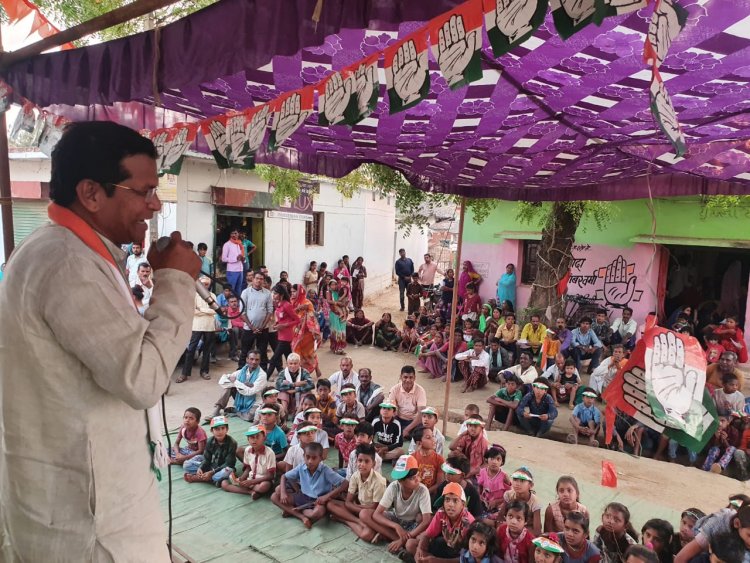 प्रदेश कांग्रेस अध्यक्ष मोहन मरकाम खैरागढ़ में धुंआधार प्रचार कर रहे