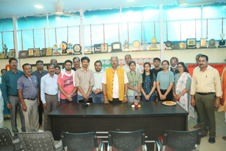 यूक्रेन से वापस हुए छात्र-पालकों ने बृजमोहन को ज्ञापन सौंपा छात्र छात्राओं के आगे की पढ़ाई को लेकर निर्णय ले सरकार