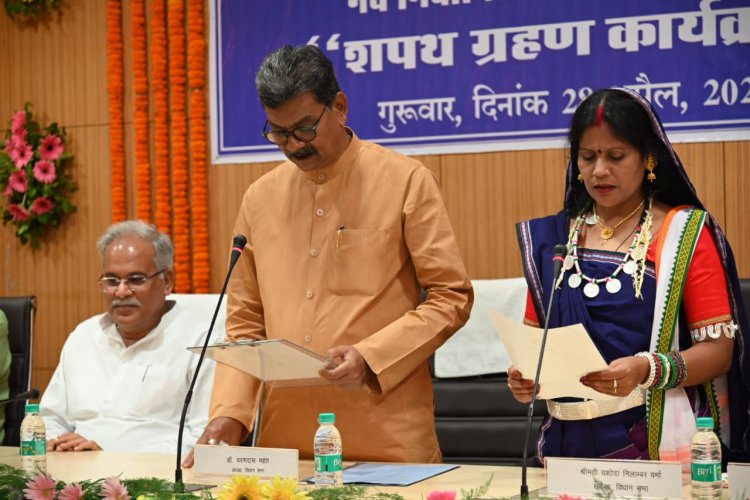 विधानसभा अध्यक्ष डॉ चरणदास महंत ने आज यहां विधानसभा के नवीन समिति कक्ष में खैरागढ़ विधानसभा क्षेत्र की नवनिर्वाचित विधायक श्रीमती यशोदा वर्मा को छत्तीसगढ़ी भाषा में पद एवं गोपनीयता की शपथ दिलायी.
