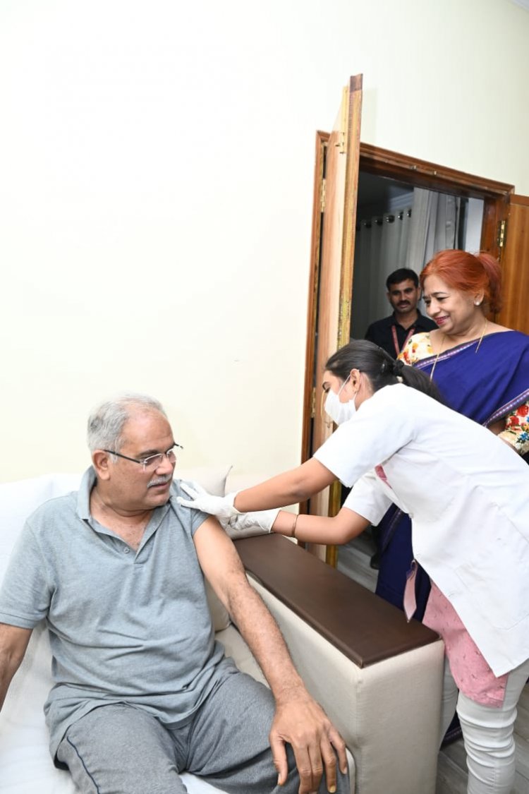 मुख्यमंत्री भूपेश बघेल ने लगवाई कोविड-19 टीका की प्रिकॉशन डोज