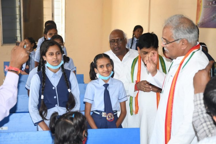 छात्रा ने मुख्यमंत्री बघेल से पूछा फिटनेस का राज, जवाब मिला - किसानी, योगा और तैराकी
