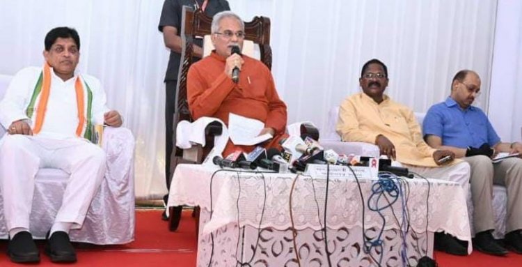 अधिकारियों की समीक्षा बैठक के बाद अम्बिकापुर में मुख्यमंत्री भूपेश बघेल की प्रेस वार्ता शुरू...