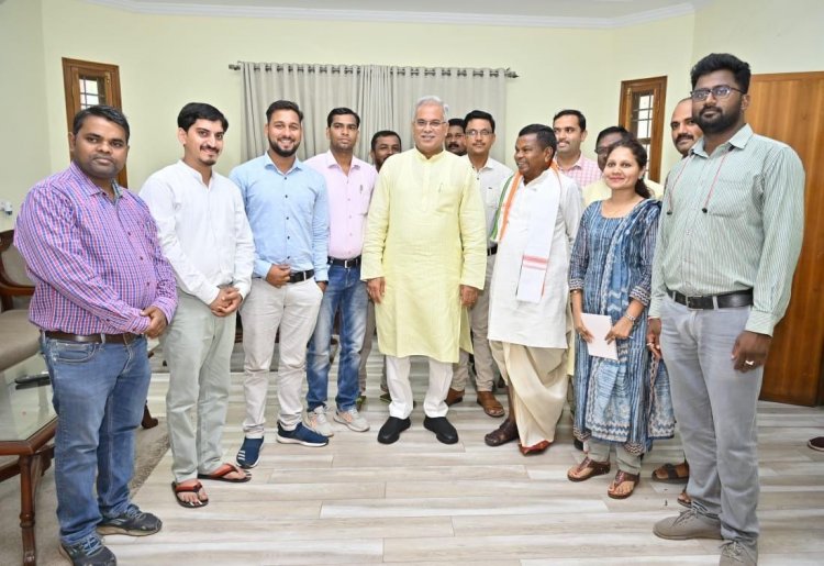 मुख्यमंत्री ने मनरेगा के रोजगार सहायकों का मानदेय 5 एवं 6 हजार से बढ़ाकर अब 9 हजार 540 रूपए करने की घोषणा की