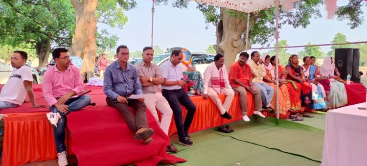संसदीय सचिव यू.डी. मिंज क़े निर्देश पर तत्काल बने दर्जनों राशन कार्ड ग्रामीणों से की उनकी समस्याओं के बारे में विस्तार से की चर्चा शासन, प्रशासन सदैव आप सभी को लाभ पहुचाने के लिए प्रयासरत:-यू.डी. मिंज