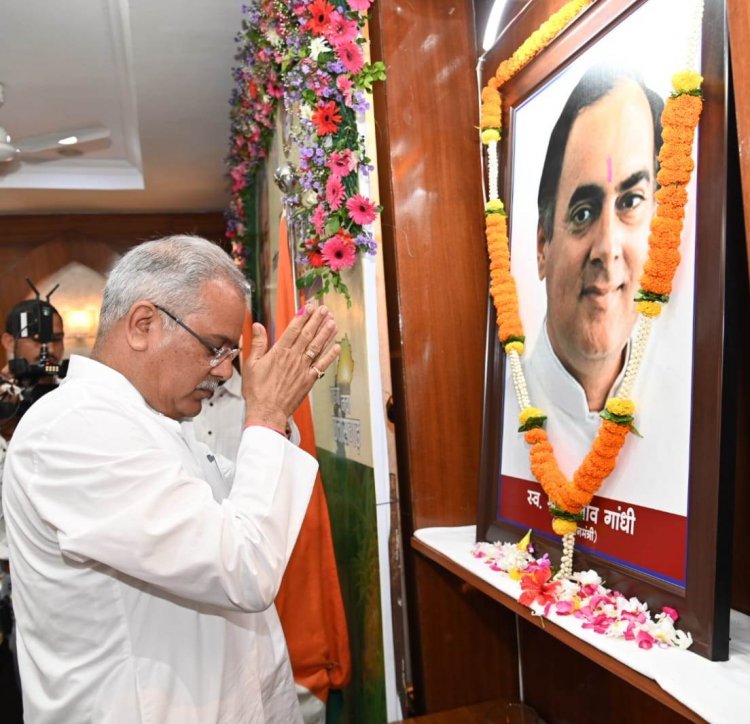 मुख्यमंत्री ने आतंकवाद विरोधी दिवस की शपथ दिलाई : पूर्व प्रधानमंत्री स्वर्गीय राजीव गांधी जी के चित्र पर पुष्प अर्पित कर दी श्रद्धांजलि