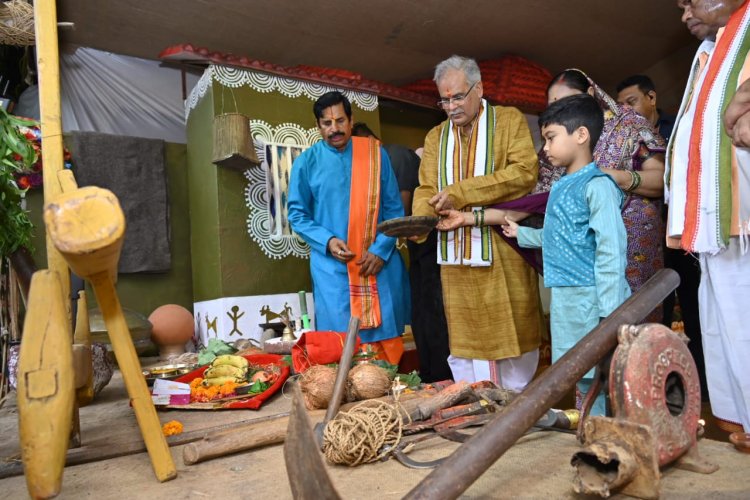 मुख्यमंत्री भूपेश बघेल ने आज मुख्यमंत्री निवास में छत्तीसगढ़ के प्रथम त्यौहार हरेली के अवसर पर कृषि यंत्रों की विधिवत पूजा अर्चना की...