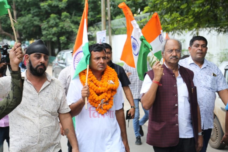 पत्रकार के के सैनी ने शुरू की पदयात्रा, रायपुर से देश की राजधानी दिल्ली तक! पूर्व मंत्री बृजमोहन अग्रवाल ने तिरंगा लहराकर किया पदयात्रा का शुभारंभ