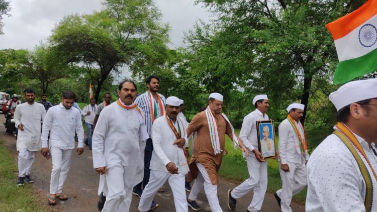 आजादी के 75 वी वर्षगांठ पर गौरव पदयात्रा में ओबीसी कांग्रेस के प्रदेश अध्यक्ष डॉ.चौलेश्वर चन्द्राकर सहित सैकड़ो कांग्रेसियो ने 30 किलोमीटर की यात्रा पूरी की।
