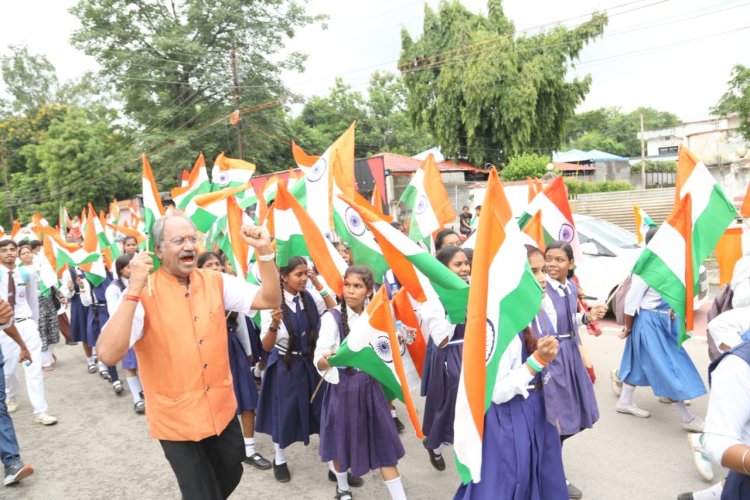 तिरंगा यात्रा में दिखा हज़ारों स्कूली बच्चों का जोश...हाथों में तिरंगा लेकर भारत माता के जयकारे के साथ लगाई दौड़।