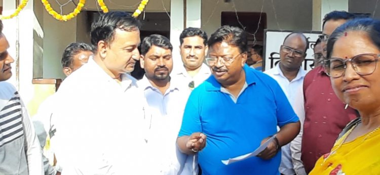 कर्मचारियों अधिकारियों ने अनिश्चितकालीन आंदोलन के पांचवें दिन संसदीय सचिव यू डी मिंज को सौंपा ज्ञापन
