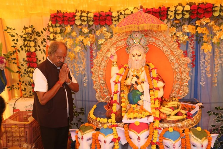 पूर्व मंत्री व विधायक बृजमोहन अग्रवाल की पेंटर मजदूर यूनियन संघ को सौगात नए भवन निर्माण के लिए पेंटर मजदूर यूनियन संघ को 5 लाख रुपए की आर्थिक मदद देंगे पूर्व मंत्री बृजमोहन अग्रवाल