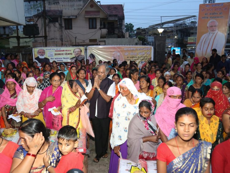 माननीय यशस्वी प्रधानमंत्री जी के जन्मदिवस के अवसर पर उज्ज्वला योजना के हितग्राहियों को सौगात। पूर्व मंत्री एवं विधायक श्री बृजमोहन अग्रवाल ने प्रधानमंत्री उज्ज्वला योजना के 500 से भी अधिक हितग्राहियों को निःशुल्क गैस सिलेंडर व चूल्हा वितरण किया।