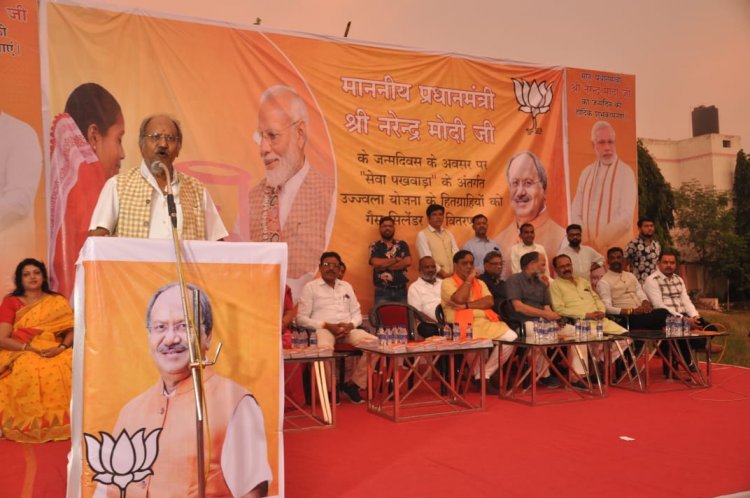 पूर्व मंत्री व विधायक बृजमोहन अग्रवाल ने हितग्राहियों को 500 से ज्यादा सिलेंडर का वितरण किया गरीबों की रसोई से धुआं हट रहा है, मेरा देश बदल रहा है: बृजमोहन अग्रवाल