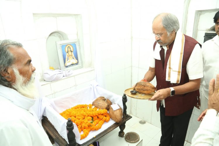 गुरु घासीदास जी की कर्म भूमि तेलासीपुरी धाम में गुरु दर्शन एवं संत समागम मेला का आयोजन गुरु दर्शन एवं संत समागम मेले में पूर्व मंत्री व विधायक बृजमोहन अग्रवाल हुए शामिल गुरु घासीदास जी के बताए रास्ते पर चलकर गरीब कल्याण का काम भाजपा की सरकार कर रही है: बृजमोहन