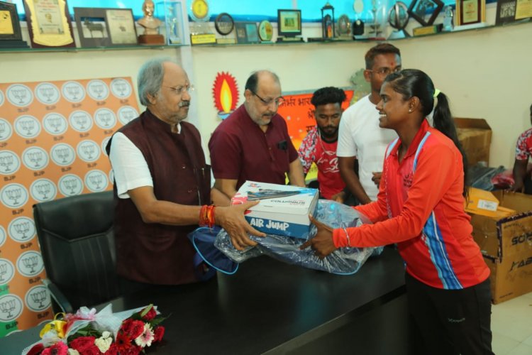 नेशनल गेम्स में शामिल होने जा रहे खिलाड़ियों को पूर्व मंत्री व विधायक बृजमोहन अग्रवाल ने खेल सामग्री का वितरण किया। खेल का मैदान सीखने की सबसे अच्छी जगह है: बृजमोहन अग्रवाल