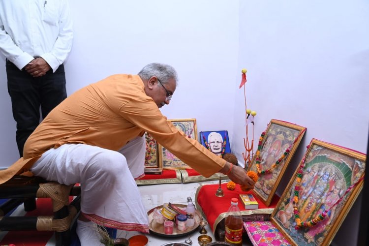 मुख्यमंत्री भूपेश बघेल ने आज अपने पैतृक गांव कुरूदडीह में नयाखाई के मौके पर परिवारजनों सहित कुल देवता की पूजा अर्चना की