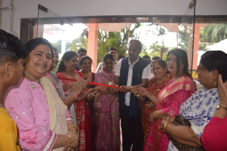 पूर्व मंत्री व विधायक बृजमोहन अग्रवाल की पत्नी सरिता अग्रवाल ने किया बालिका विकास सहायतार्थ प्रदर्शनी का उद्घाटन आर्थिक रूप से कमजोर बच्चियों की शिक्षा, स्वास्थ्य और विवाह की ज़िम्मेदारी लेनी चाहिए: बृजमोहन अग्रवाल।