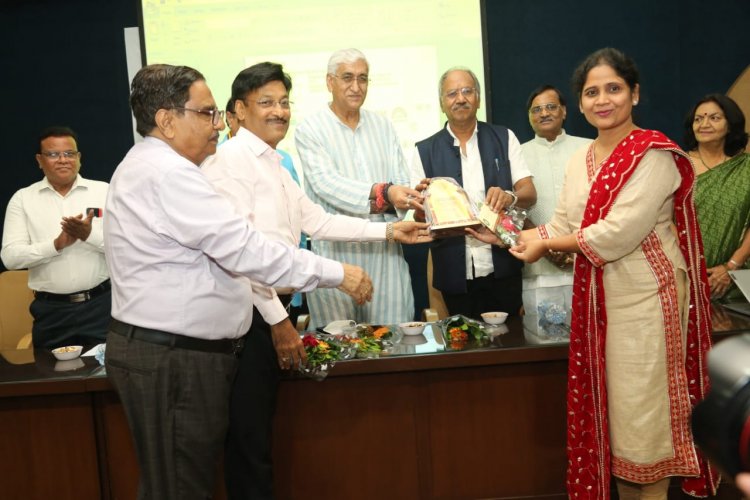 ''जसराज बरड़िया एक्सिलेंसी अवार्ड 2022-23'' कार्यक्रम में शामिल हुए पूर्व मंत्री एवं विधायक बृजमोहन अग्रवाल