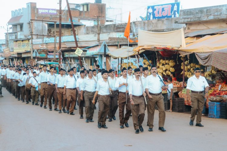 पथ संचलन में RSS स्वयंसेवकों का अनुशासन बना आकर्षण का केंद्र, हुआ भव्य स्वागत कहने बस से नही होता करना पड़ता है । युगल किशोर