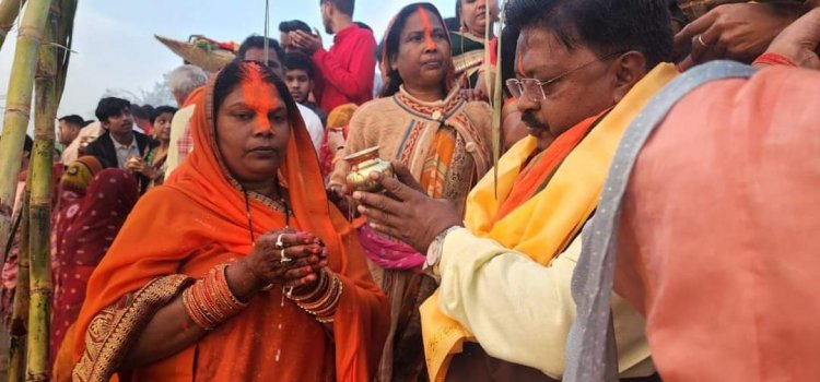 छठ घाट पहुँच कर संसदीय सचिव यू.डी. मिंज छठ पर्व में आज उदयीमान सूर्य भगवान को अर्घ्य दिया