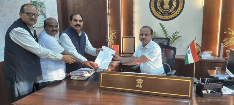 डॉ. चौलेश्वर चन्द्राकर ने रबी फसल के लिए नहर में पानी छोड़ने हेतु कलेक्टर को सौपा ज्ञापन