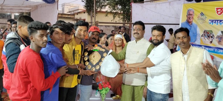 छत्तीसगढिया ओलंपिक के ब्लाक स्तरीय समापन समारोह में शामिल हुए संसदीय सचिव रेखचंद जैन विजेता खिलाड़ियों को पुरस्कार वितरित किया एवं उप विजेता खिलाड़ियों को प्रोत्साहित किया कबड्डी के फाइनल मुकाबले का आनंद लिया एवं खिलाड़ियों का उत्साह वर्धन किया