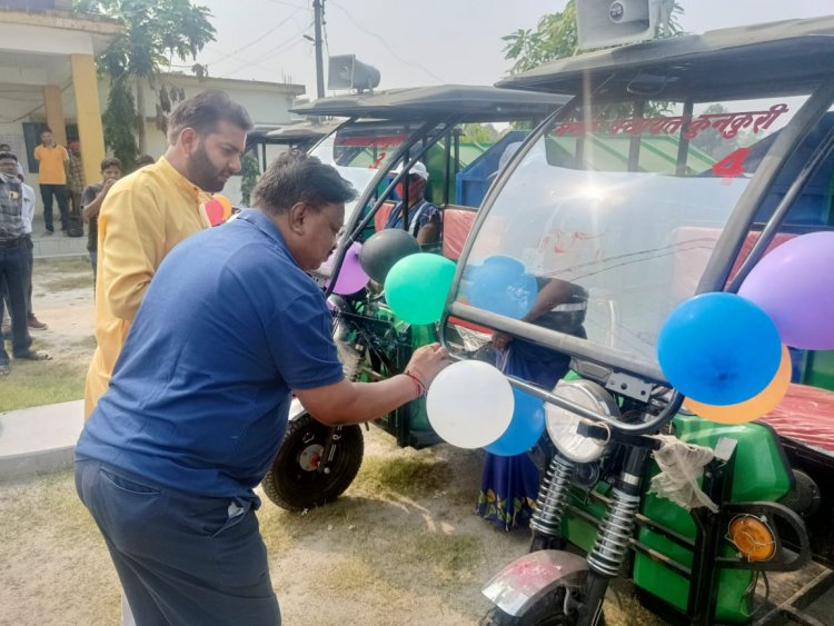विधायक यू.डी.मिंज ने नगरीय क्षेत्र को साफ एवं स्वच्छ रखने 5 ई रिक्शा का किया लोकार्पण नगर के विकास के लिए लगातार सरकार की ओर से मिल रहीकई सौगातें :-यू. डी. मिंज