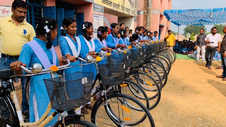 संसदीय सचिव यू. डी. मिंज ने किया स्कूलों में छात्राओं सायकल वितरण बेटियां नित नई ऊंचाइयों को छुएं, पढ़ाई जारी रहे, स्कूल आवाजाही पर कोई रुकावट न हो :-यू.डी. मिंज