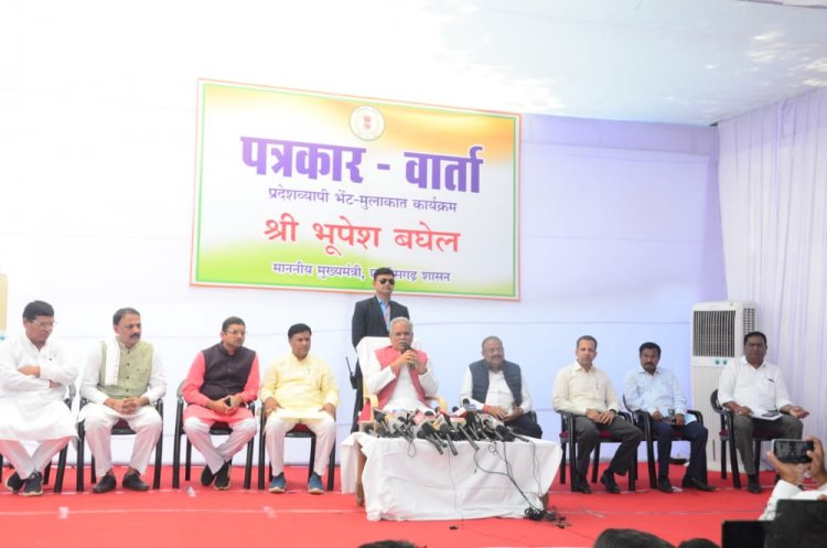 मुख्यमंत्री भूपेश बघेल डोंगरगढ़ स्थित सर्किट हाउस में पत्रकार वार्ता