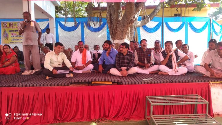 बिखरते परिवारों को पुनः संजोना समाज की उपलब्धि-ठाकुर राम छपोरा में मनवा कुर्मी समाज की बैठक सम्पन्न