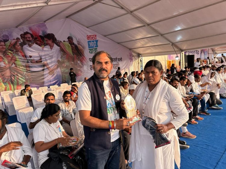 भारत जोड़ो यात्रा में छत्तीसगढ़ के भारत यात्री डॉ चौलेश्वर चन्द्राकर का किया गया सम्मान
