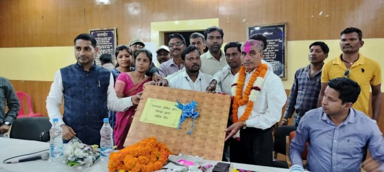 जनपद पंचायत तिल्दा नेवरा के एडिसनल सीईओ एस.पी. निषाद के सेवानिर्वित के अवसर पर विदाई एवम सम्मान कार्यक्रम